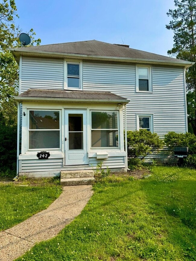 Primary Photo - Spacious 3 Bedroom House with 1 bath for R...