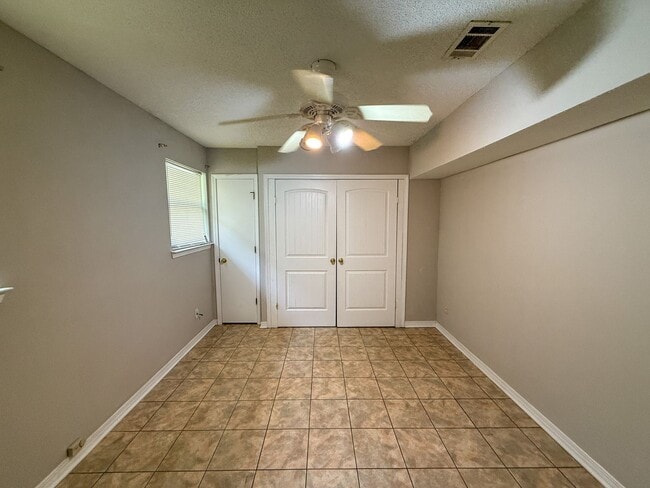 Building Photo - 3 bedroom 1.5 bath home with bonus room av...