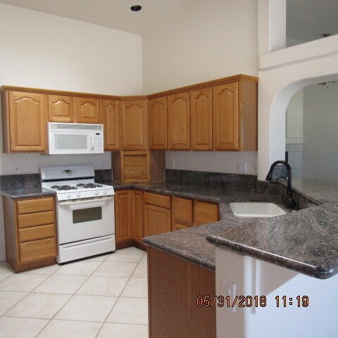 Building Photo - 3 Bedroom 2 bathroom 3 car garage
