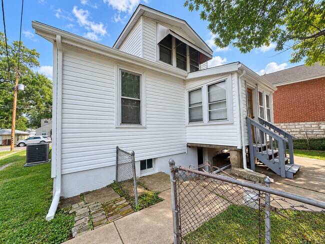 Building Photo - 8611 Vasel Ave