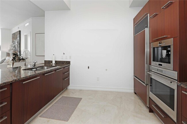Building Photo - 15901 Collins Ave
