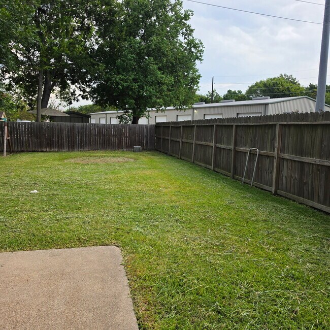 Building Photo - 1806 Northcliff Pl