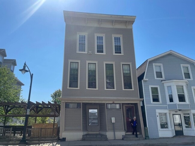 Primary Photo - 145 Main St