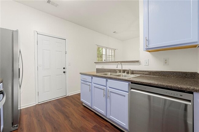Building Photo - 2525 Walden Lake Dr