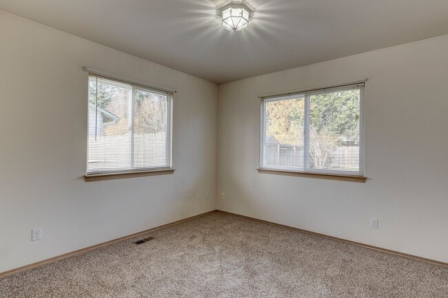 Building Photo - 3 Bedroom in Shannon Forest