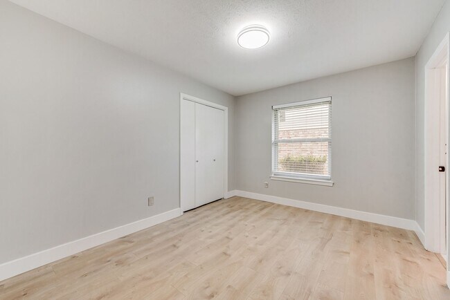 Building Photo - **Modern Elegance Meets Prime Location in Farmers Branch**