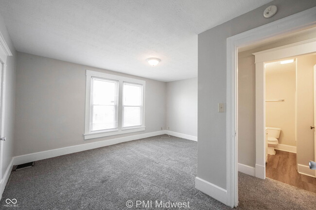 Building Photo - 323 W 40th St