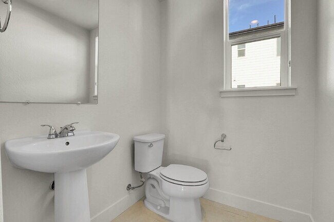 Building Photo - $2,500 - 2 Bed, 2 Full Bath Townhome In Broomfield with Central AC and In Unit Laundry!