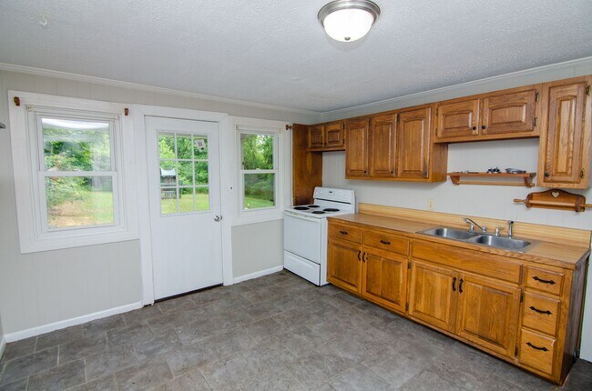 Building Photo - Country Living