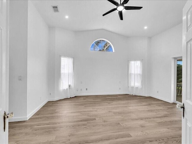 Building Photo - 2928 SE Bella Rd