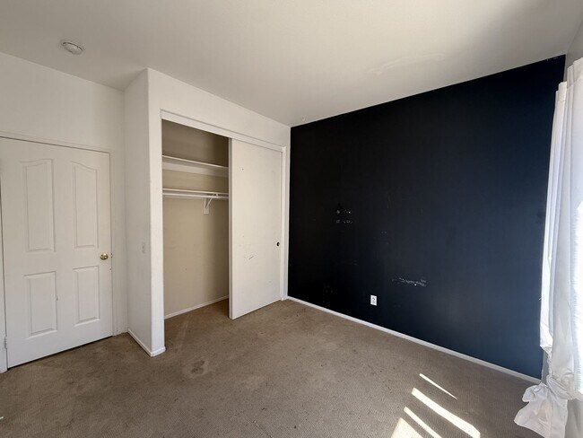 Building Photo - Quartz Hill 4 Bedroom 2 Bath!