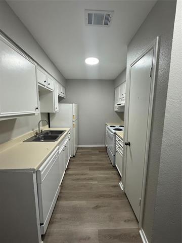 Building Photo - 304 E Hickory St