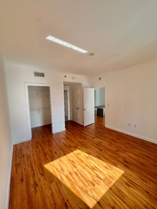 Building Photo - 1060 Brickell Ave