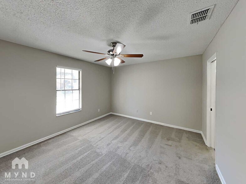 Building Photo - 6444 Diamond Leaf Ct N