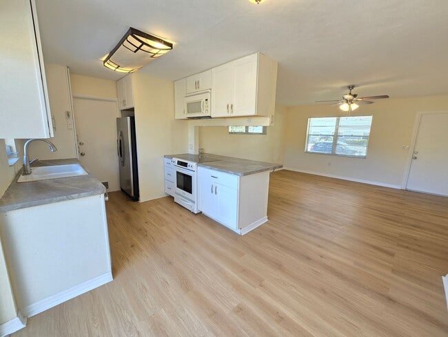 Building Photo - South Sarasota/ Gulf Gate 3 bed/ 1 bath Home ~ Coming Soon!