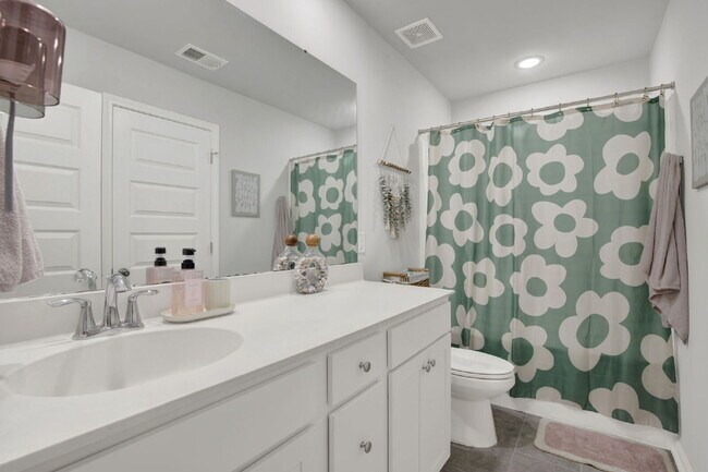 Building Photo - 120 Binscombe Ln
