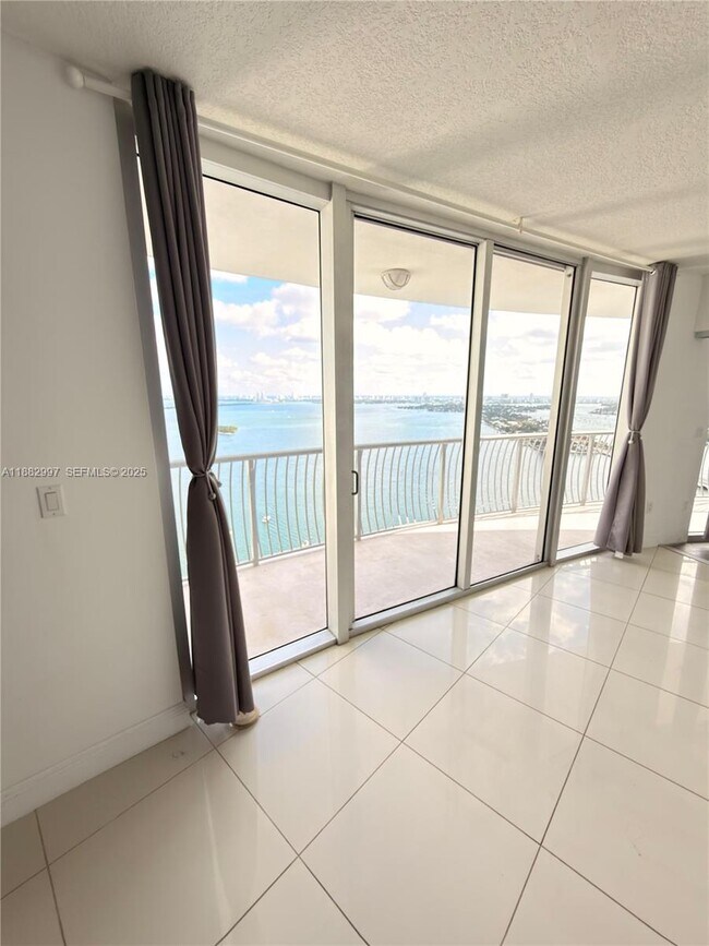 Building Photo - 1750 N Bayshore Dr