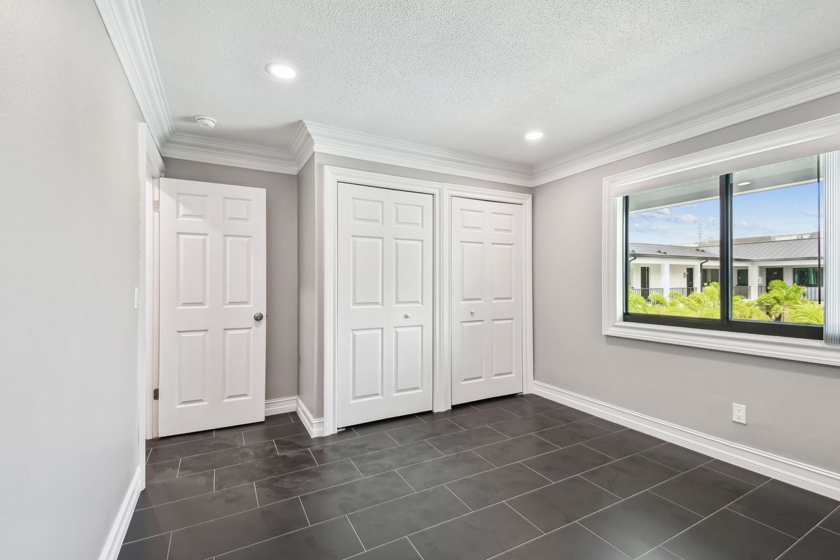 Building Photo - 2942 W Bay Dr