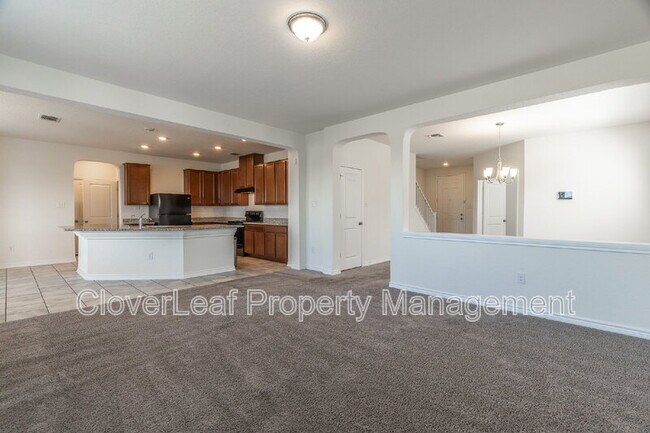 Building Photo - 308 Rustic Springs