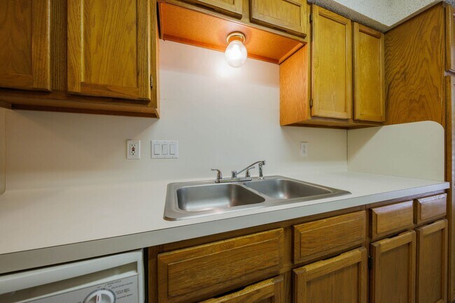 Building Photo - 8810 Piney Point Dr