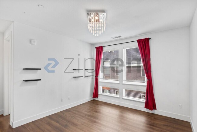 Building Photo - Unit