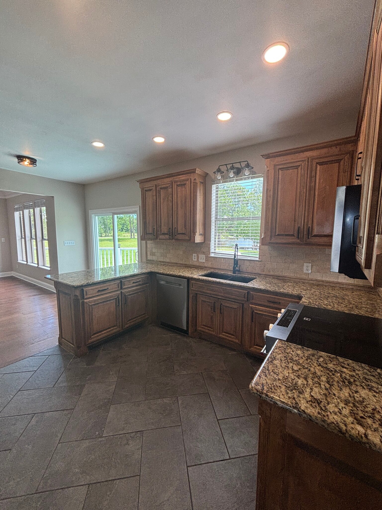 Building Photo - 7432 San Ramon Dr