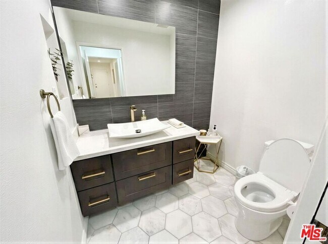 Building Photo - 5139 Balboa Blvd