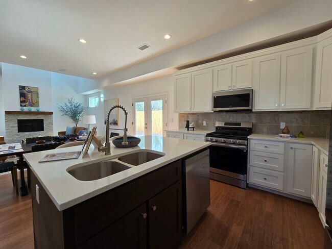 Building Photo - 2822 Camino Mendoza