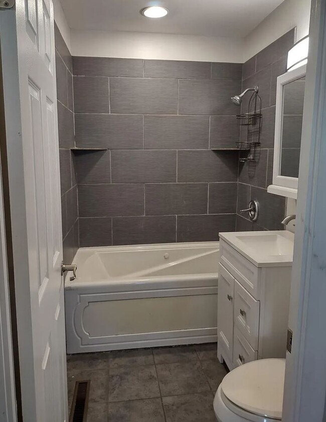 Building Photo - Updated 3 bedroom home located off Bardsto...