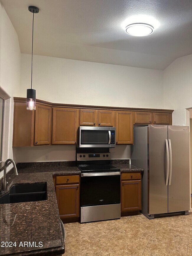Building Photo - 4634 E Grovers Ave
