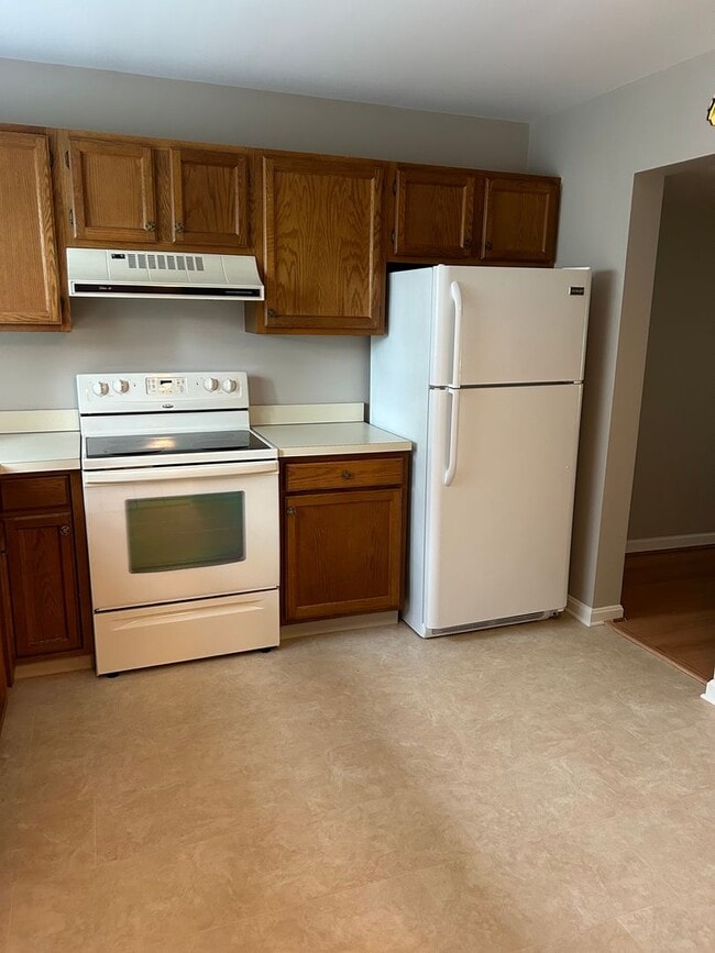 Building Photo - 2 bedroom 1.5 bath townhouse