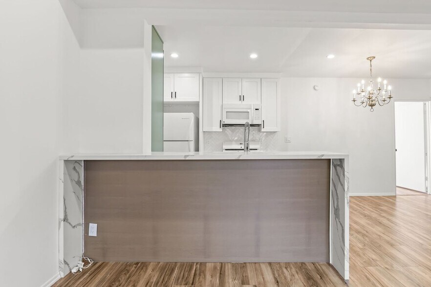 Building Photo - 5500 Lindley Ave