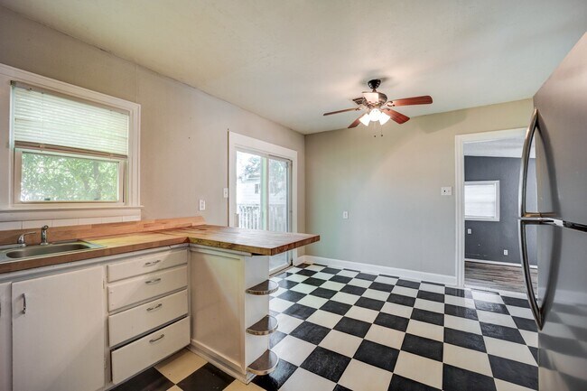 Building Photo - Freshly Updated 3 Bedroom House