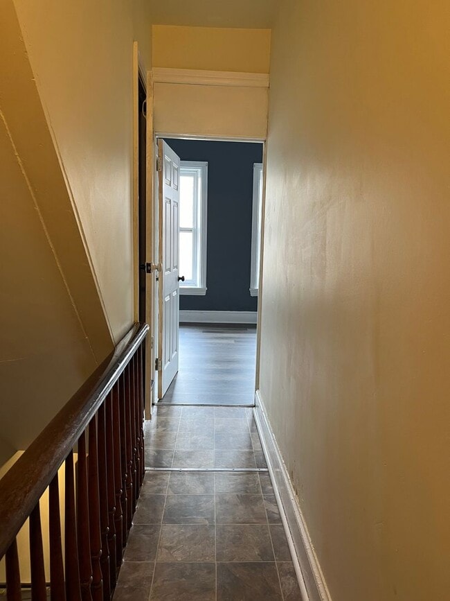 Building Photo - Large 4 Bedroom, 1 Bathroom in Columbia!