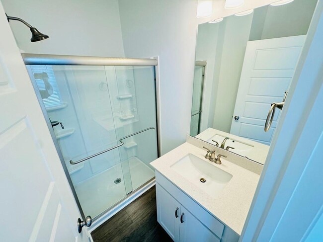 Building Photo - 4 Bedroom Townhome 2 Car garage - Wake Forest