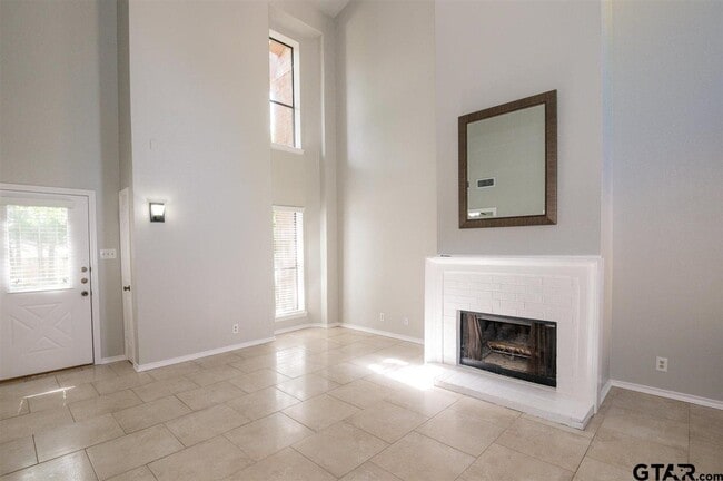 Building Photo - 5825 Hollytree Dr