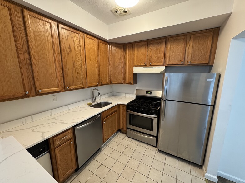 Building Photo - 143 Admiral Ln