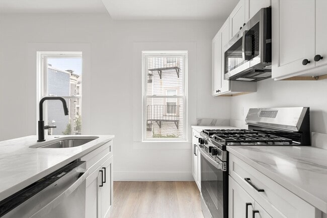 Building Photo - 467 E 3rd St