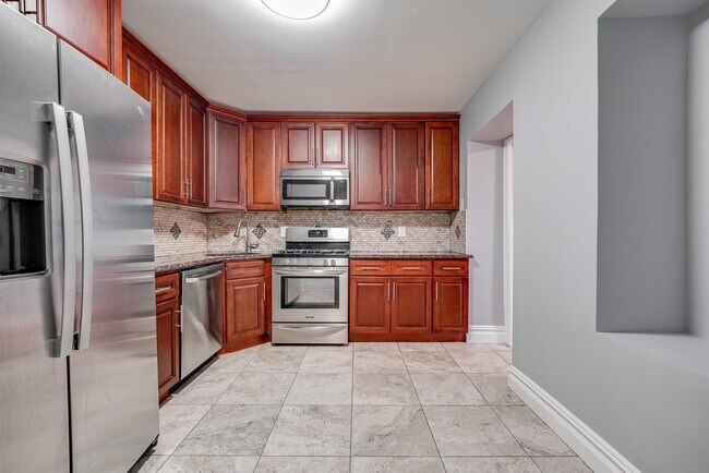 Building Photo - 532 38th St