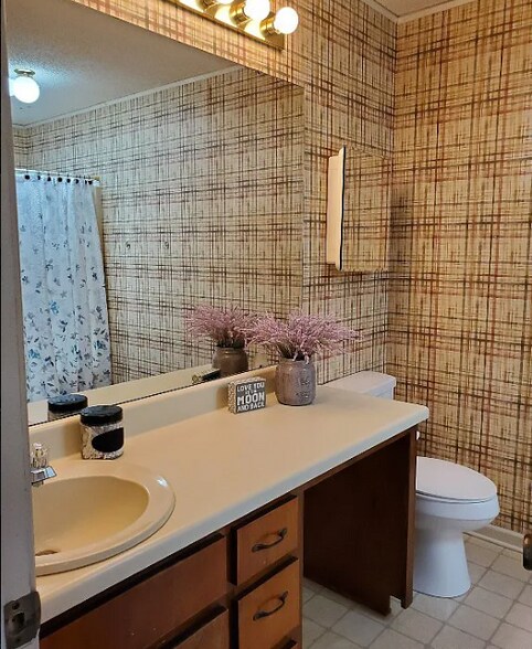 Upstairs Full Bath - 146 Woodfield Pl