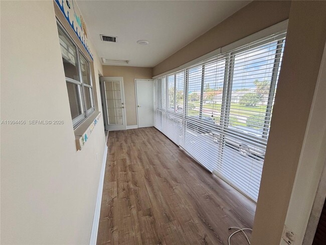 Building Photo - 1323 Bayshore Dr