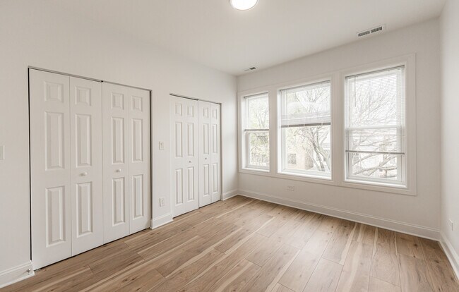 Building Photo - 2109 N Hamlin Ave