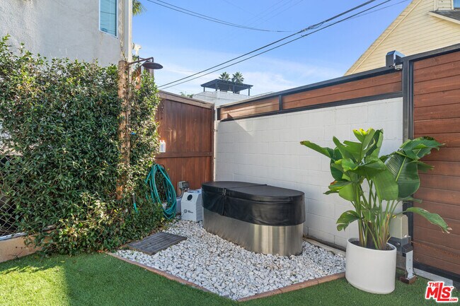 Building Photo - 668 Marr St