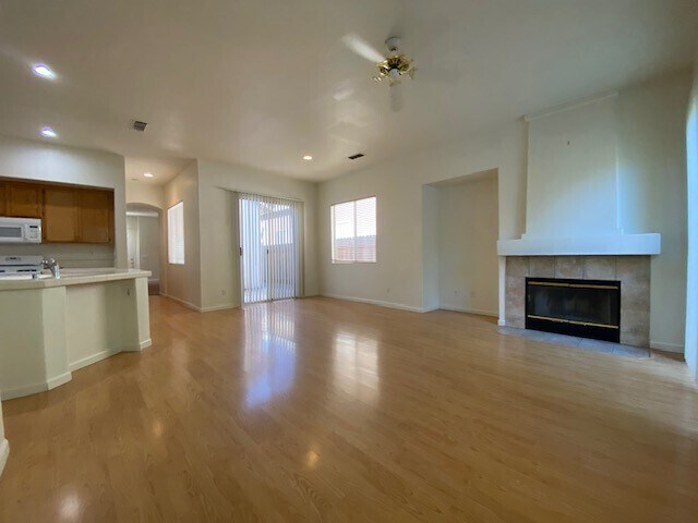 Building Photo - Charming 5 bedroom 2.5 bathroom home located in Natomas!