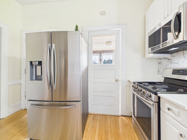 Building Photo - 1541 W Barry Ave