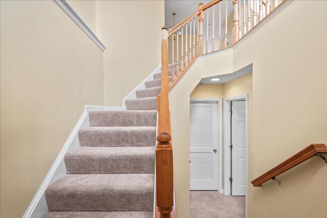 Building Photo - Modern Comfort Meets Convenience, Close to...