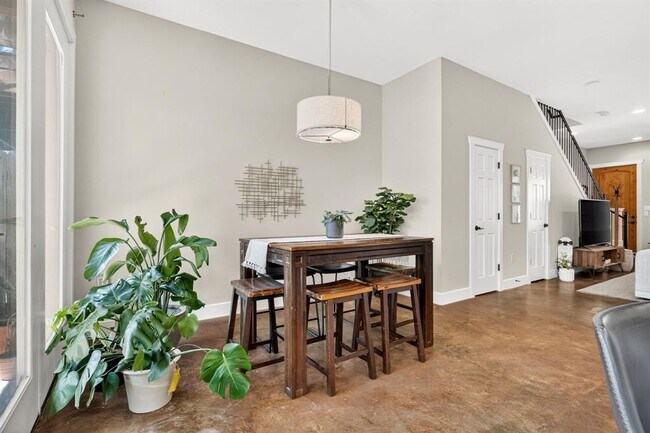 Building Photo - 3003 Lovell Dr