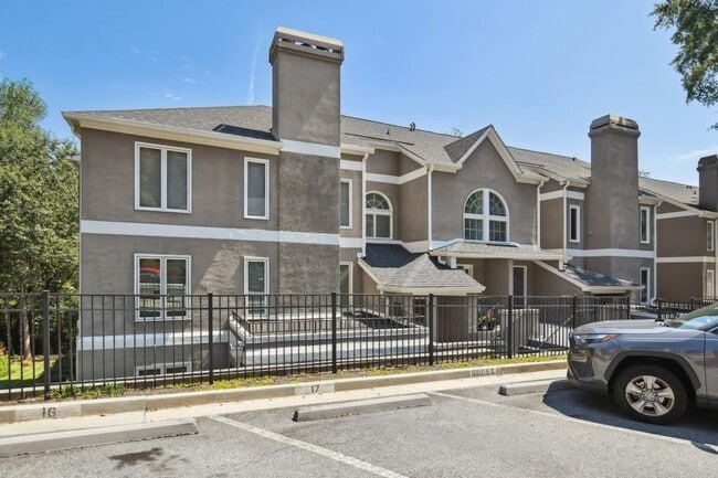 Building Photo - 19 Normandy Ct