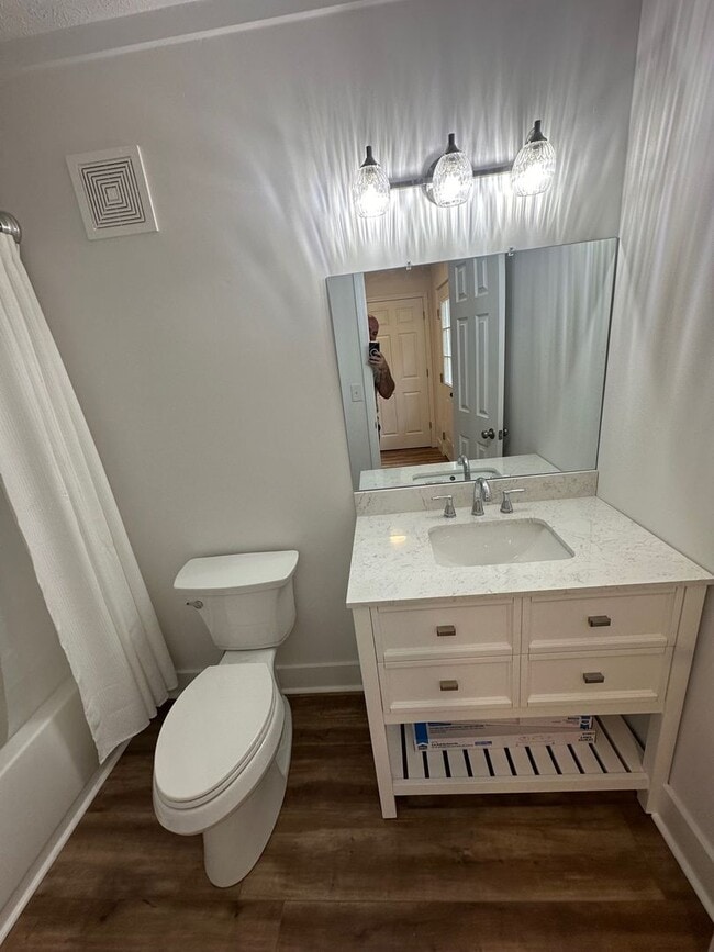 Building Photo - Remodeled Detached Above-Garage Hull Apartment!