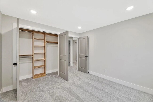 Building Photo - 5424 W 42nd St S